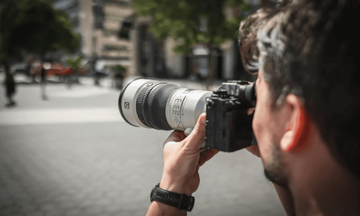 Sony FE 400mm F/4.5 GM OSS cũng được xây dựng với hệ thống điều khiển phục vụ nhu cầu chụp telephoto chuyên sâu