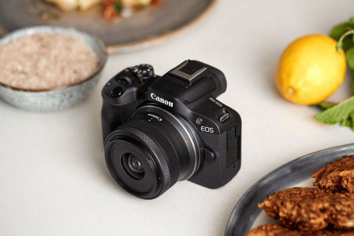 Một trong những điểm đáng chú ý khi đánh giá Canon R50 là thiết kế hướng đến tính cơ động