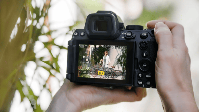 Với Z5II, người dùng có thể đưa máy lên mắt để kiểm soát khung hình