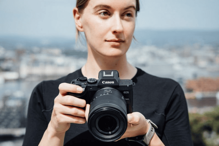 Canon EOS R8 Mark II còn được trang bị màn hình xoay lật, kính ngắm điện tử