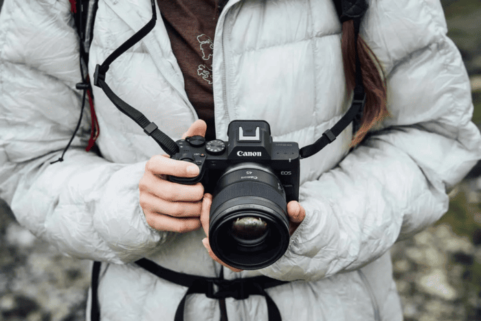 Canon EOS R8 Mark II được thiết kế để việc quan sát và điều khiển máy trở nên thuận tiện