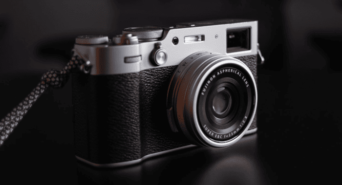 Fujifilm tiếp tục duy trì ngôn ngữ thiết kế quen thuộc của dòng X100