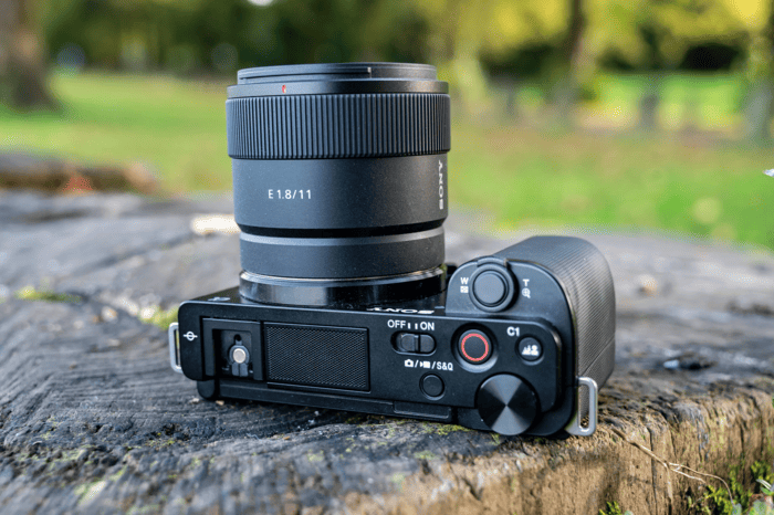 Sony E 11mm F1.8 là ống kính góc rộng dành cho hệ máy Sony APS-C