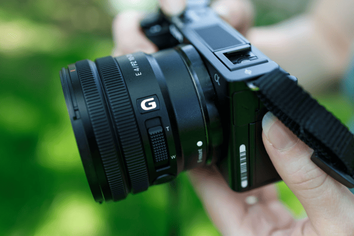Sony E PZ 10-20mm F4 G là ống kính zoom góc rộng dành cho máy ảnh Sony APS-C