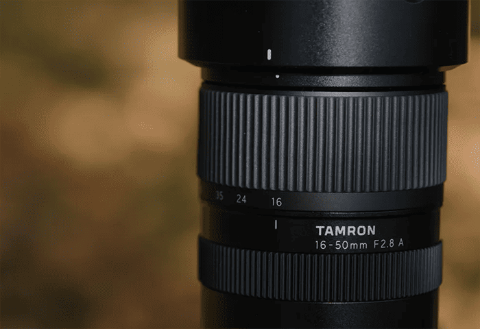Một trong những điểm nổi bật của Tamron 16-50mm F/2.8 là khả năng duy trì khẩu độ tối đa F/2.8 từ đầu rộng 16mm đến đầu tele 50mm