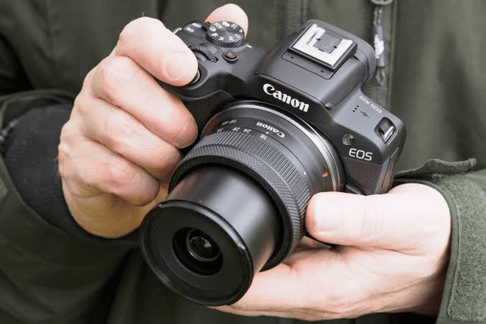 Một trong những điểm đáng chú ý của Canon R50 là thiết kế hướng đến tính cơ động