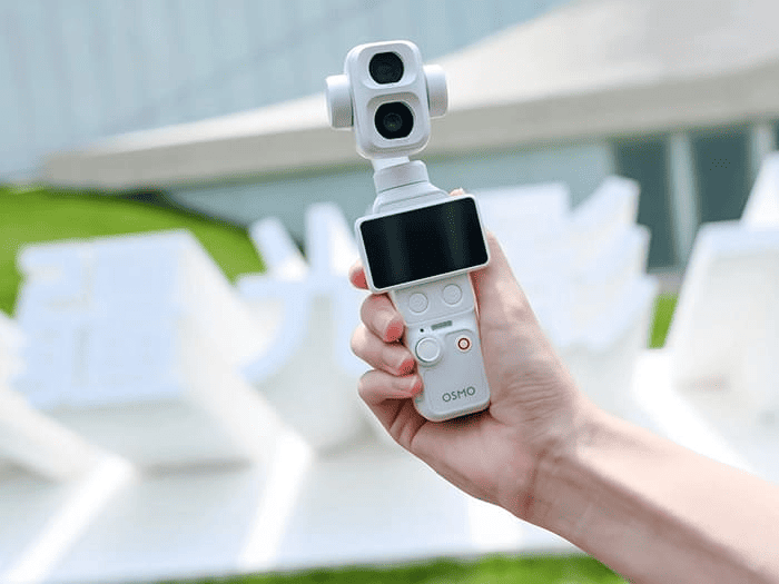 DJI Osmo Pocket 4P còn chú trọng đến tính cơ động thông qua thiết kế cầm tay và màn hình 2 inch