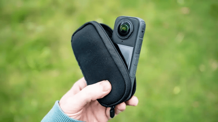 Insta360 X4 còn hỗ trợ hiệu ứng gậy selfie tàng hình khi sử dụng phụ kiện tương thích và xử lý video đúng cách