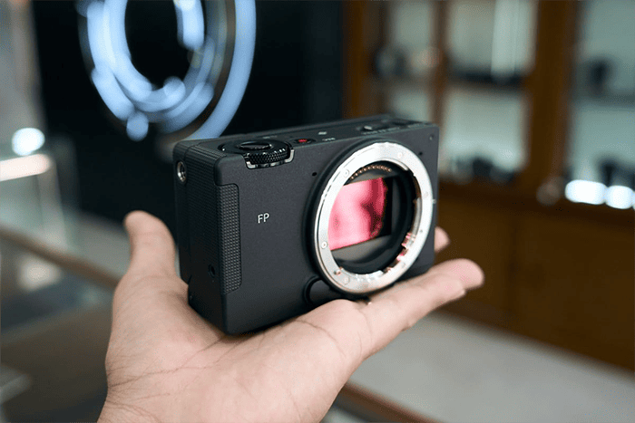 Máy ảnh Sigma FP2 là mẫu mirrorless Full-Frame thế hệ mới, gây chú ý với cảm biến CMOS 35mm độ phân giải 24.5MP xếp chồng một phần
