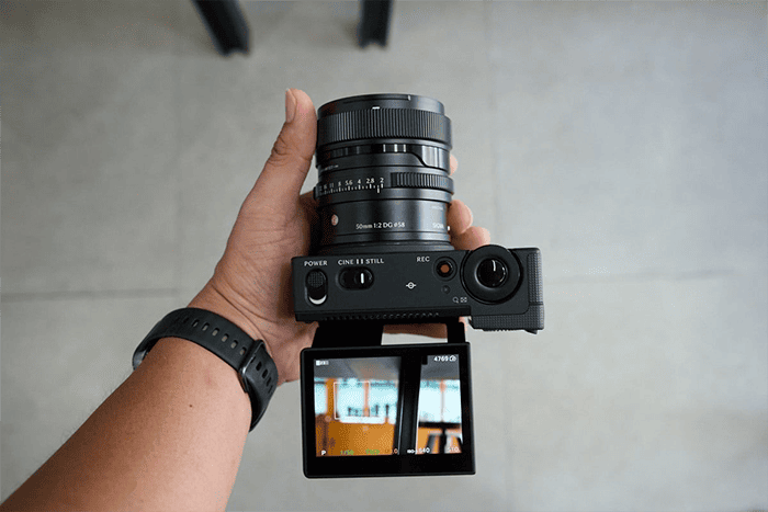 Sigma FP2 tiếp tục phát triển triết lý thiết kế nhỏ gọn đặc trưng của dòng fp, đồng thời cải thiện đáng kể hiệu suất chụp ảnh và khả năng quay phim